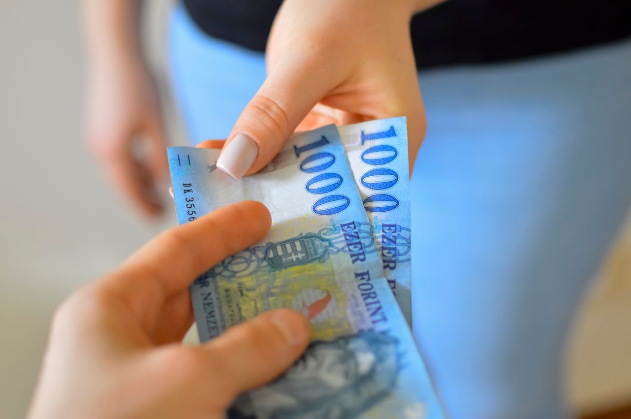 Crafting Captivating Headlines: Your awesome post title goes here An exchange of 1000 Hungarian Forint banknotes between two hands.