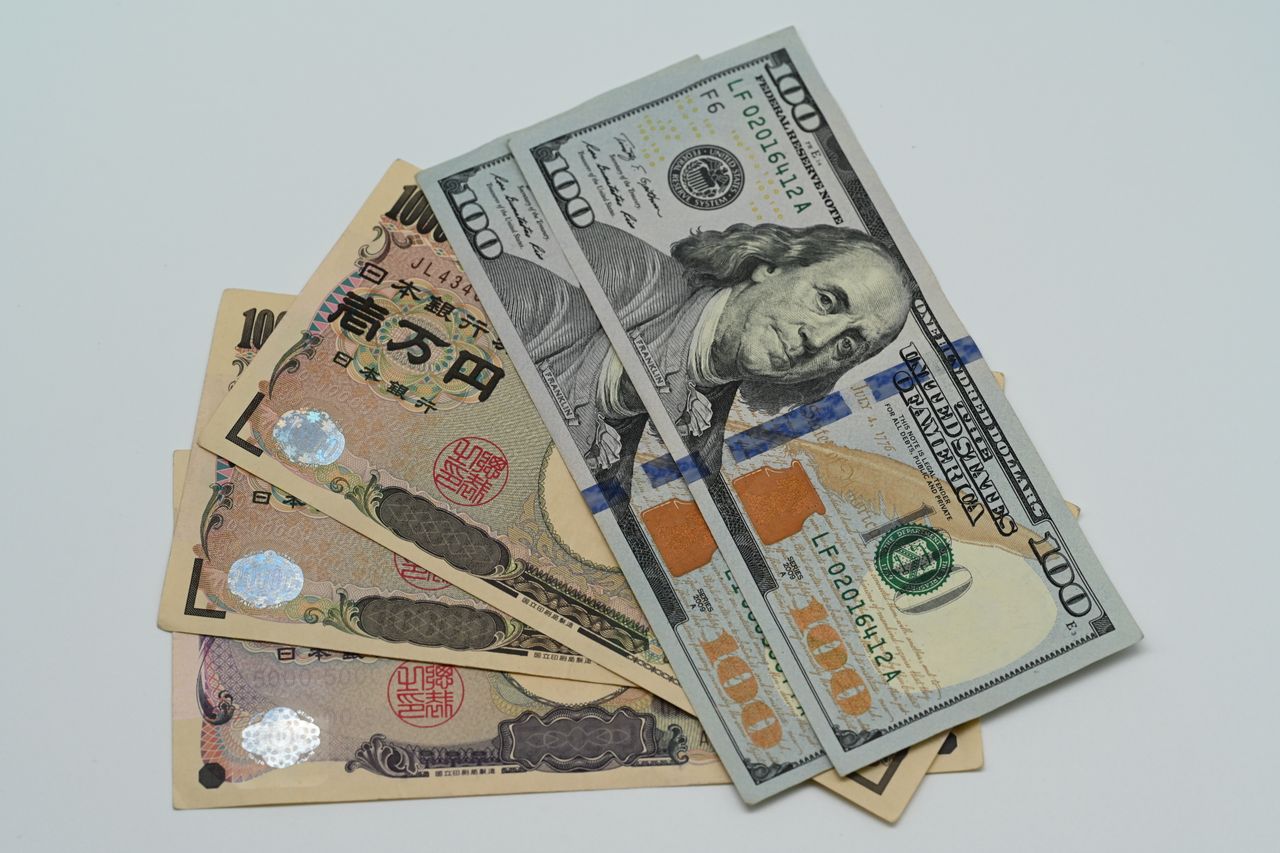 Services Close-up image of US dollars and Japanese yen notes, representing currency exchange concept.